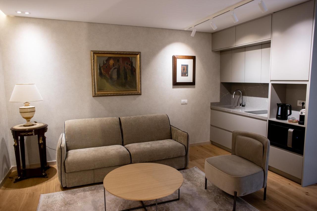 Seven Luxury Suites Тирана Екстериор снимка